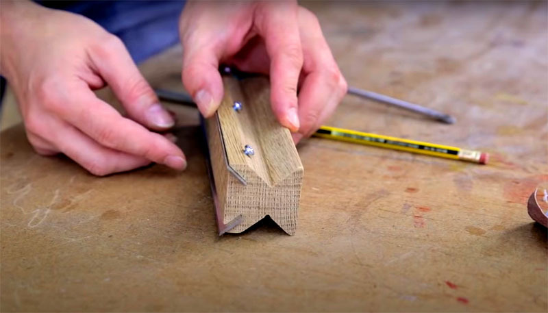 Now you can put the blades in the grooves, fix them and start sharpening