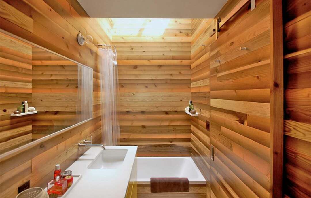 Paredes do banheiro com painéis de madeira