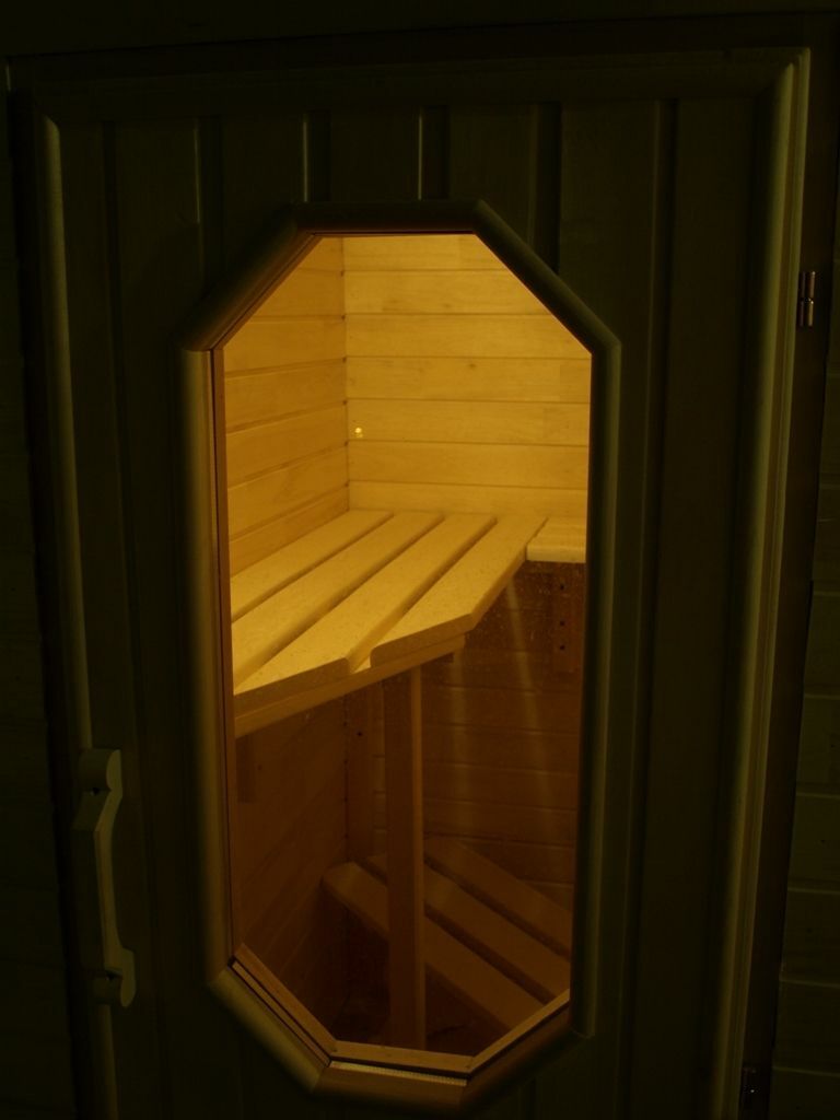Vindue i døren til altanen sauna