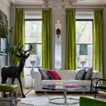 Zelena barva v dnevni sobi je prisotna v zavese, pohištvo in dodatki