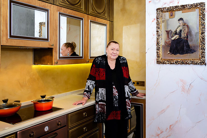 Galina Stakhanova apreciou o interior requintado e elegante de sua cozinha