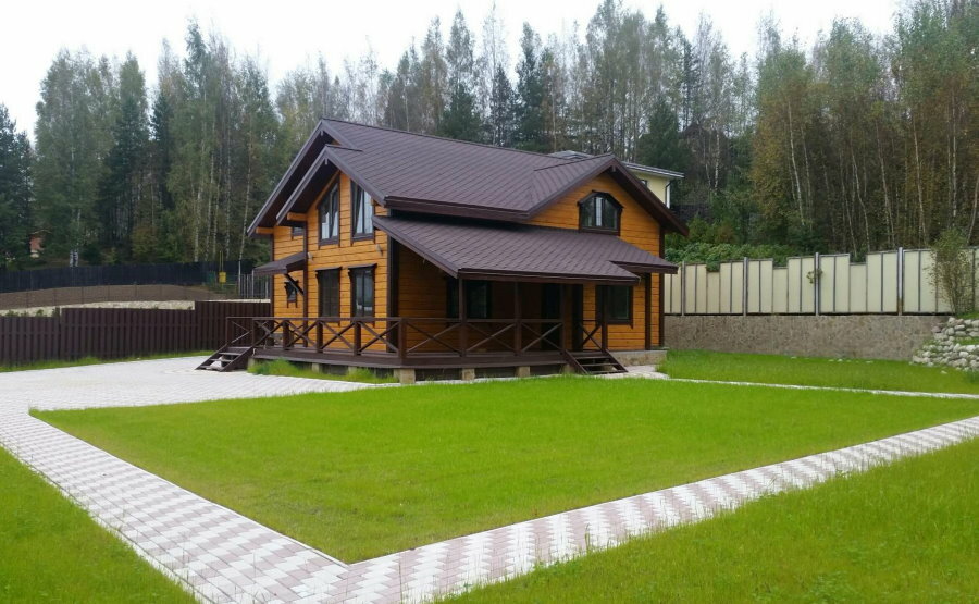 Posizione di una casa in legno su un terreno