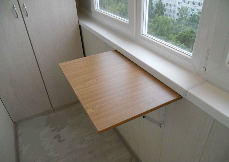 Házi forgácslap asztal kényelmes erkélyen