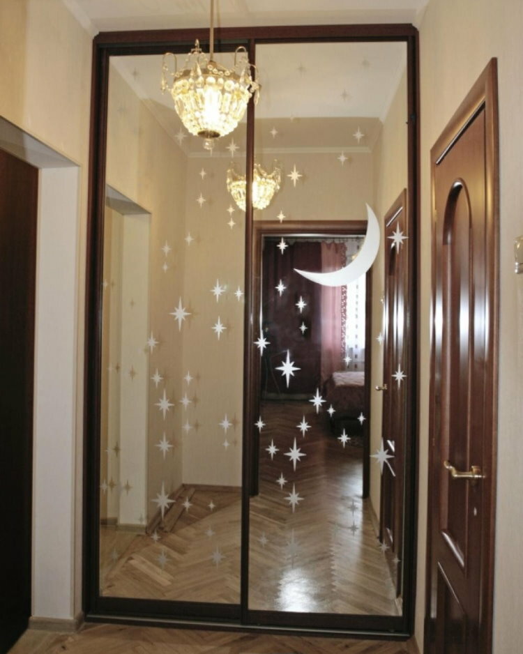 Innebygd garderobe med speil på dørene