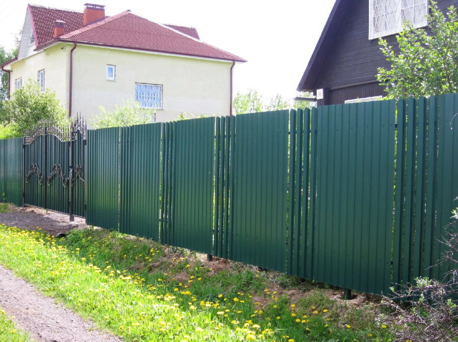 Profilozott lemezből készült kerítés, 4 részből álló kerítéssel kombinálva