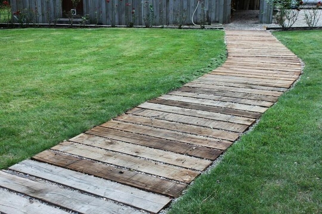 ścieżki ogrodowe wykonane z drewna bez bali