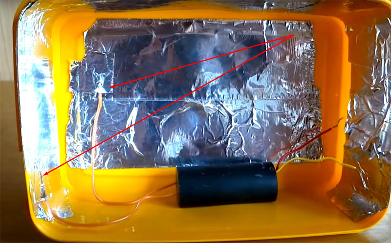 Der Hochspannungswandler kann nun an die Elektroden angeschlossen werden. Zur unteren Schicht - Minus, zu den Seiten des Behälters - Plus. Sie können die Kontakte mit dem gleichen Folienband kleben