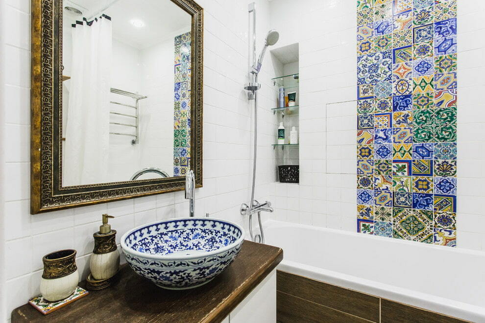 Waschbecken in einem Badezimmer im mediterranen Stil