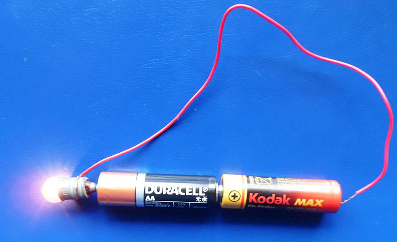 For at kontrollere, skal du bringe kontakterne til forskellige poler af batteriet. Hvis batteriet fungerer, fungerer enheden jævnt i et par minutter, hvilket tager en kontrol