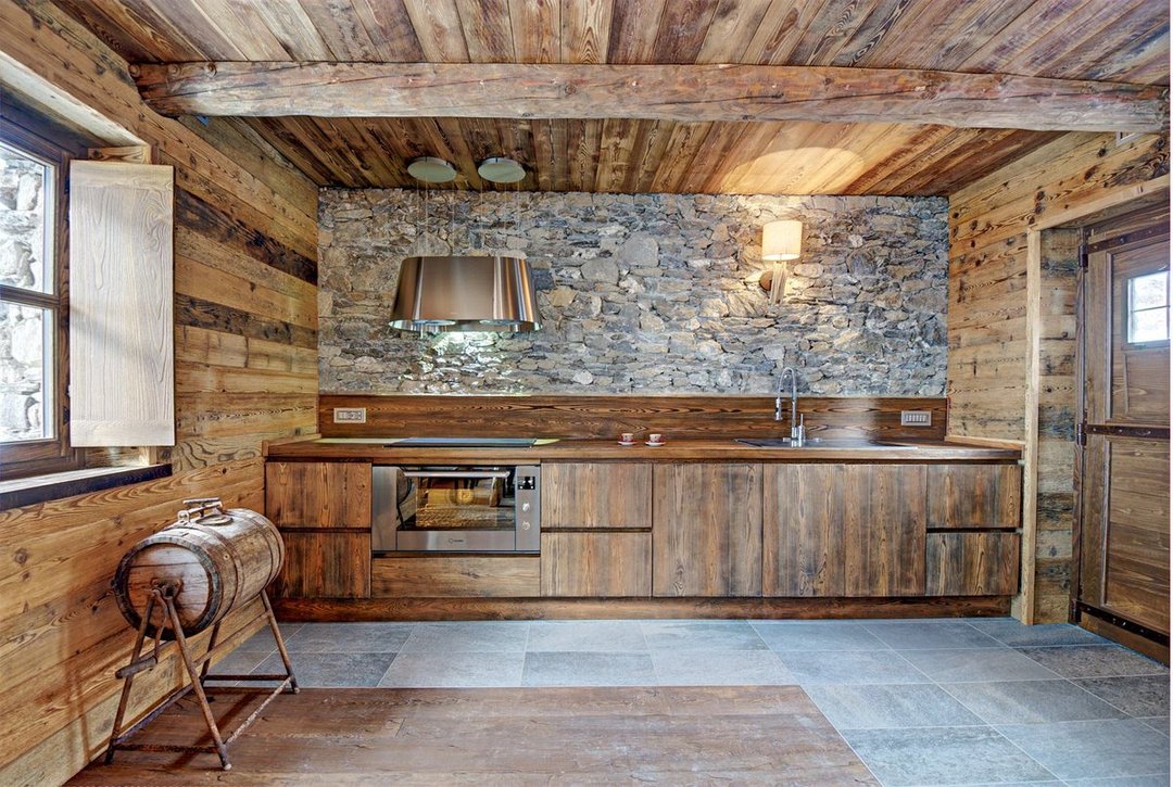 Mediena ir akmens virtuvės interjerą
