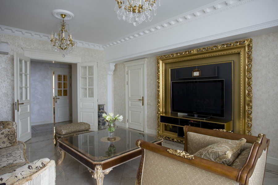 TV enmarcada con dorado en la pared del salón