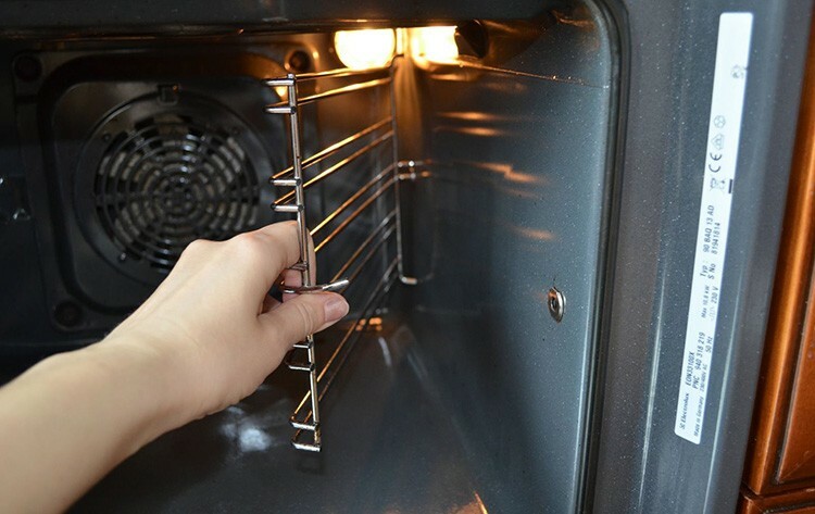 O inconveniente da pirólise pode ser considerado a necessidade de remover todos os fechos desnecessários do forno.