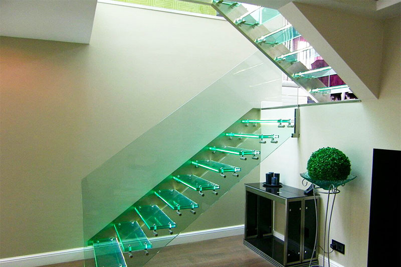 No es necesario decorar suelos de vidrio como techos: las escaleras, las escaleras e incluso los suelos de las habitaciones del segundo piso dejan una impresión indeleble y una sensación de ingravidez.
