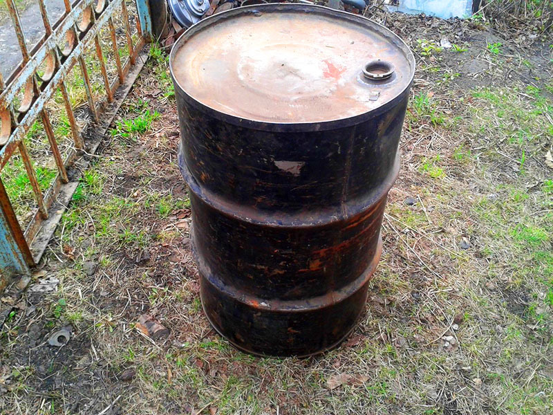 Un barril de metal viejo se puede encontrar en cualquier hogar.