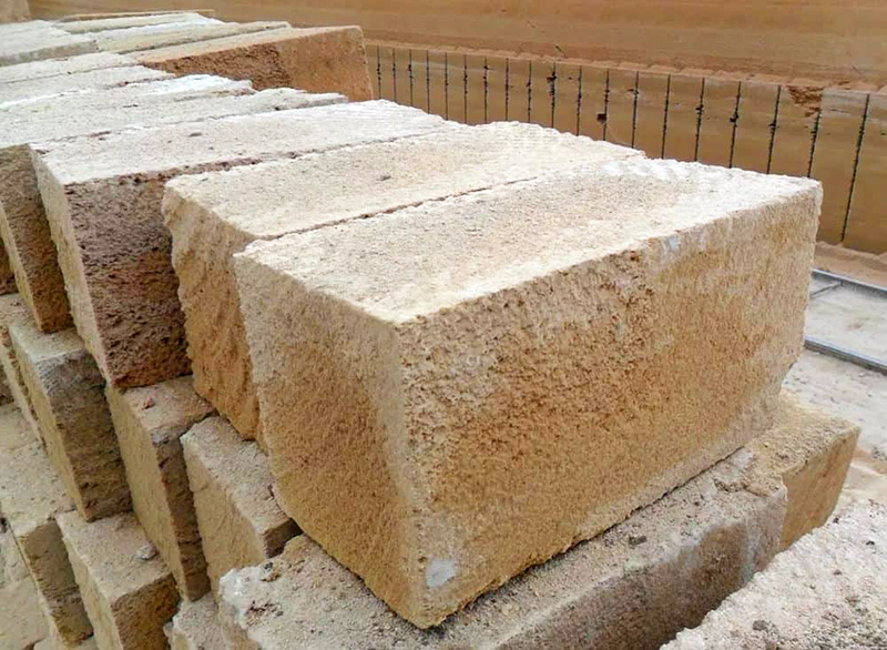 Nå er det bedrifter som behandler mergel og gir den form av blokker - slike blokker brukes til bygging av bygninger i flere etasjer.