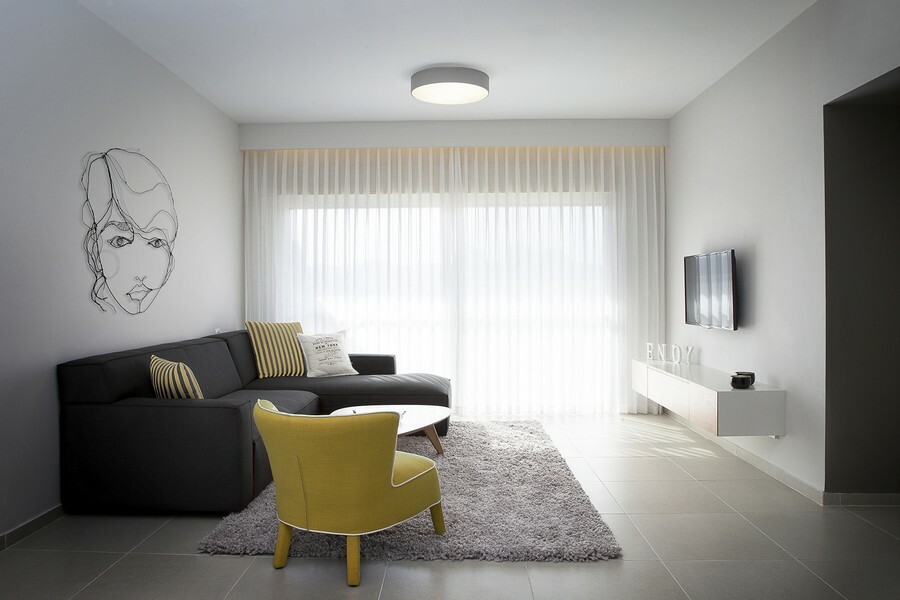 Żółty fotel w minimalistycznym stylu salonu