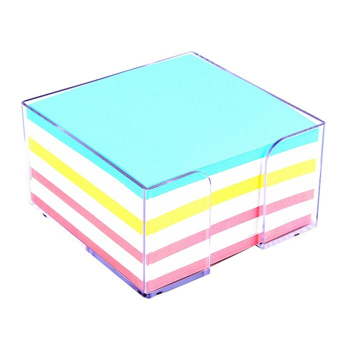 Blokk papir for notater i en plastboks 9 * 9 * 5 cm farget \