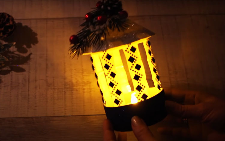 La lampe de poche créera une atmosphère romantique et aidera à décorer la table du Nouvel An
