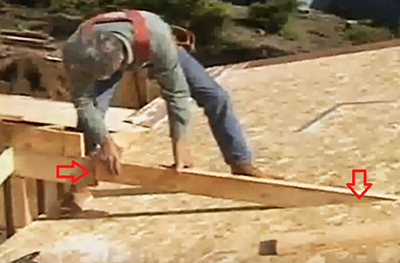 Profesyoneller, bir uzantının ve bir evin çatısının nasıl yerleştirileceğinin sırlarını ortaya koyuyor