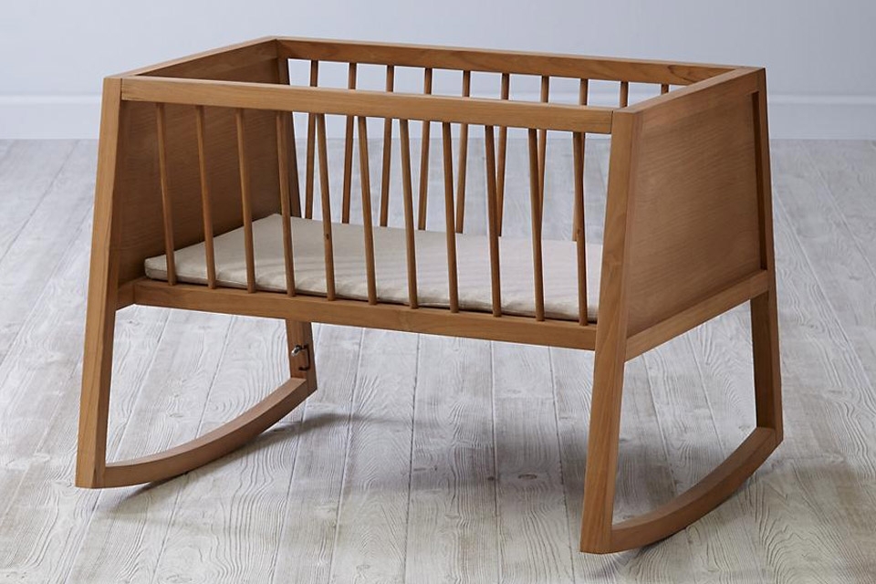 Cadeira de balanço do berço do bebê feita de madeira maciça