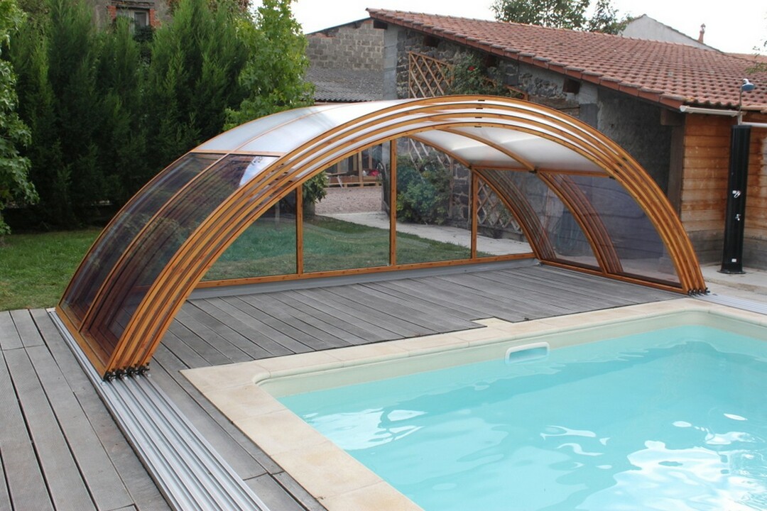Pool im Innenhof mit ausfahrbarem Dach