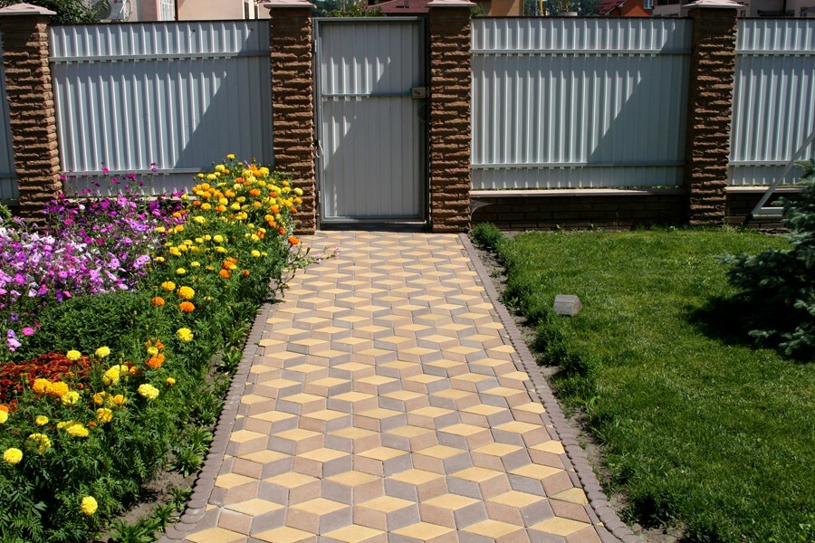 Paving slabs with 3 D effect on the walkway in front of the gate