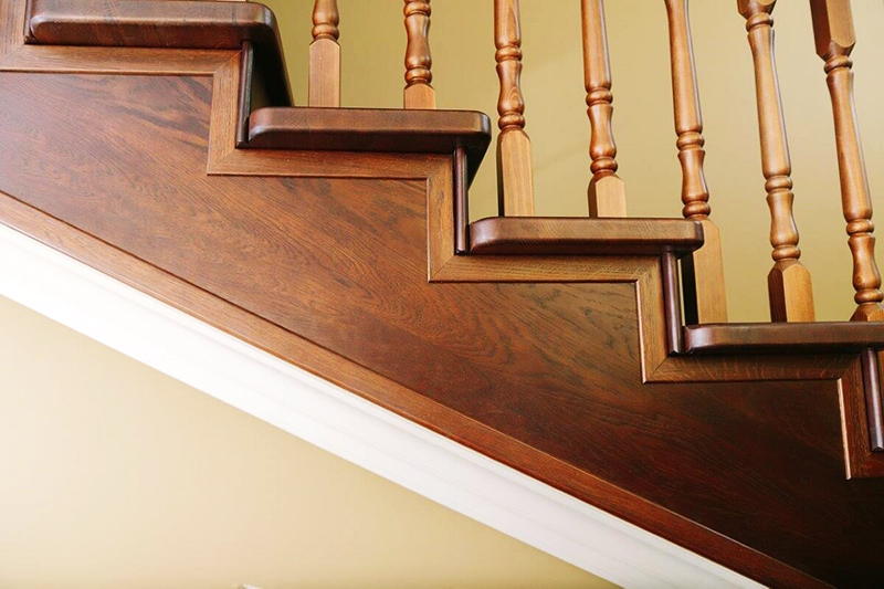 Con revestimiento completo, parece que la escalera está hecha completamente de madera.