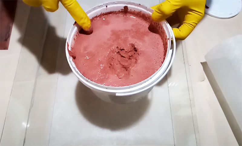 A composição do polímero é misturada com areia nas proporções necessárias