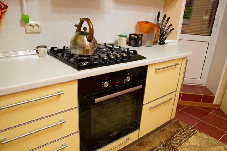 De klassieke optie om de oven onder de kookplaat te plaatsen