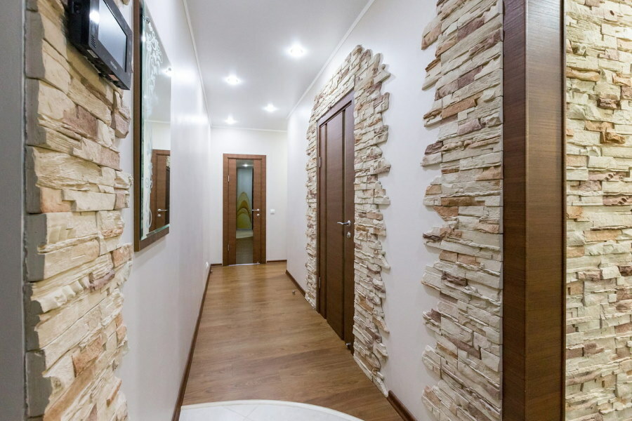 Falak mesterséges kő díszítése egy keskeny folyosón