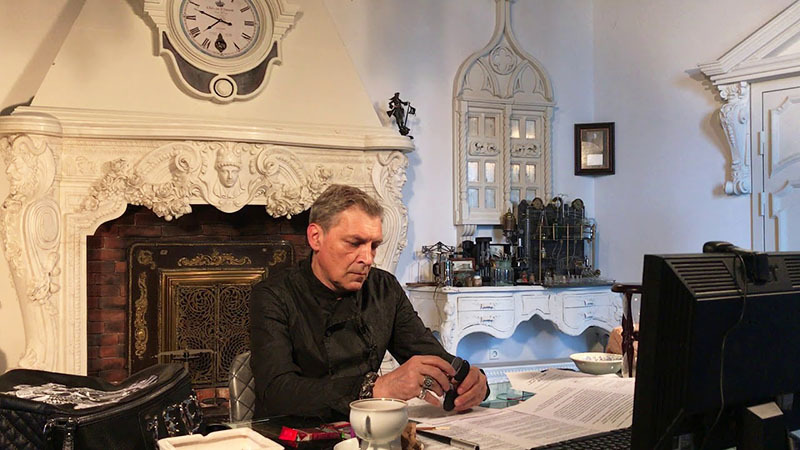 Hur ser slottet ut för den skandalösa journalisten Alexander Nevzorov?