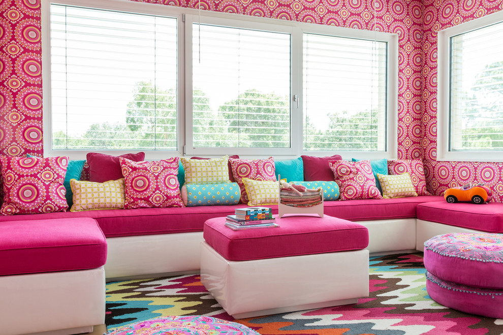 Różowe sofy z poduszką w pokoju dziewczynki