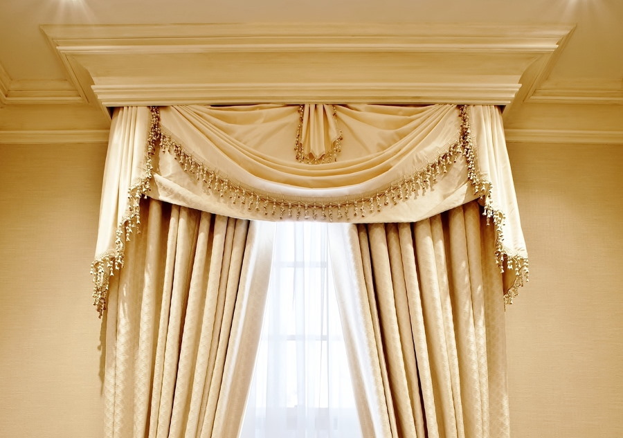 Moldura do teto sobre cortinas em estilo clássico