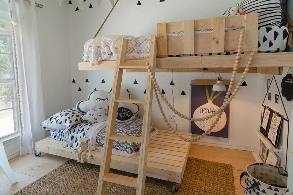 Mobili in pino all'interno di una camera da letto per bambini