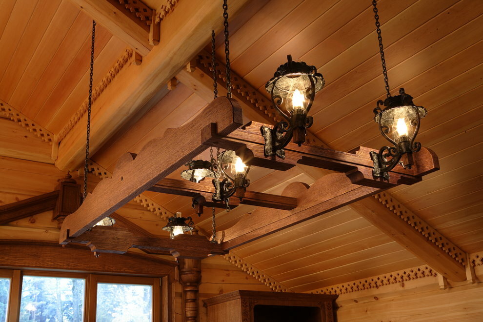 Fából készült lámpa egy ház mennyezetén egy bárból