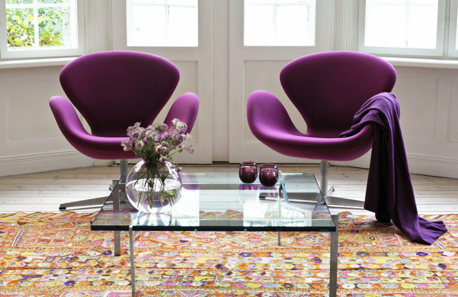Violetiniai foteliai svetainės įlankos lange