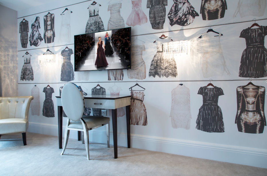 Trendy behang met afdrukken van foto's in een kamer acht meisjes