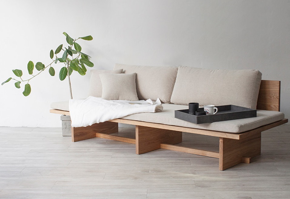 Soffa i vardagsrummet i minimalistisk stil