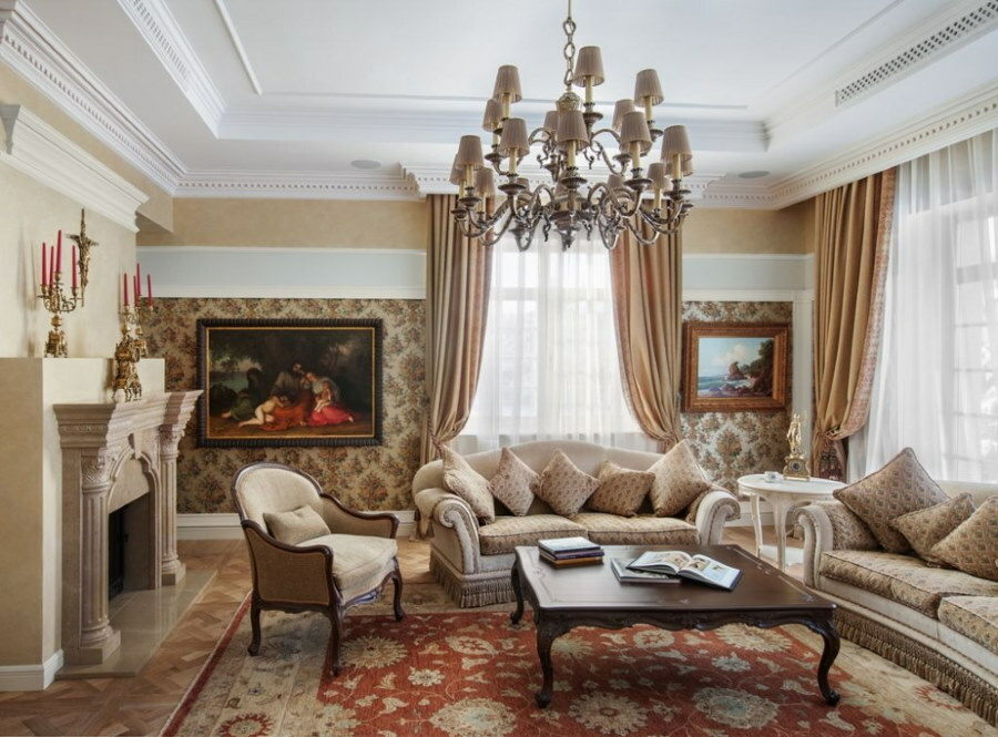 Interiør i stuen med to sofaer i klassisk stil