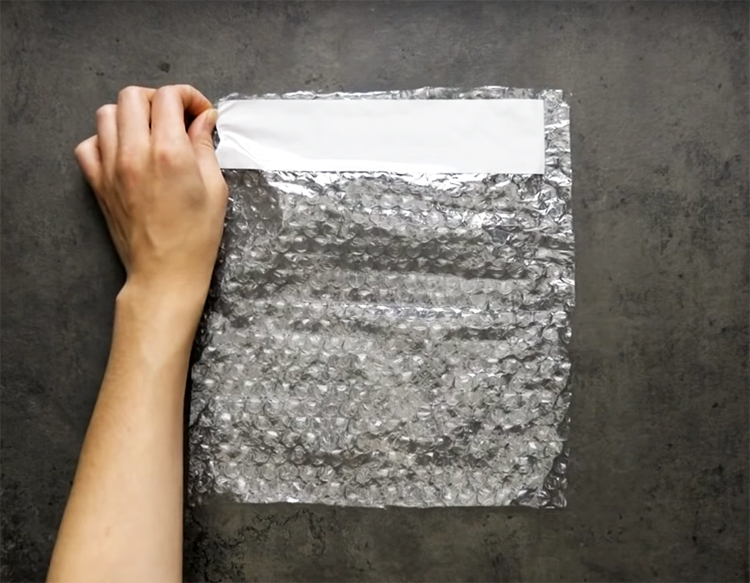 Sæt dobbeltsidet tape på den ene side og pakk malingsrullen med denne polyethylen.
