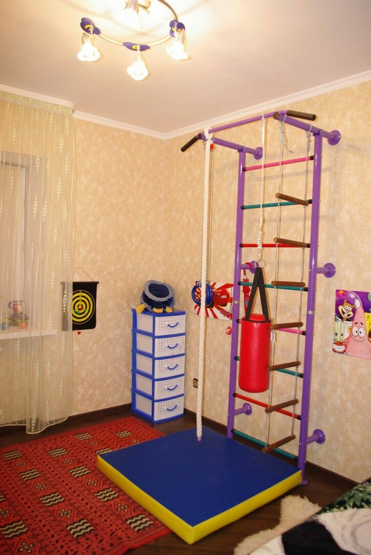 Športová stena upevnená na stene detskej izby