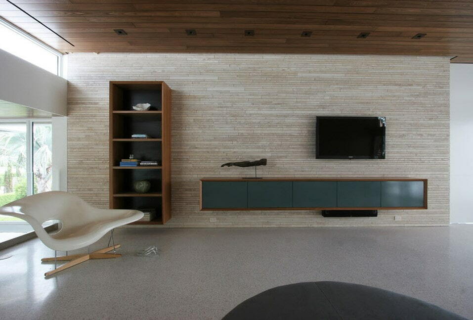 Sienu apdare ar televizoru minimālisma dzīvojamā istabā
