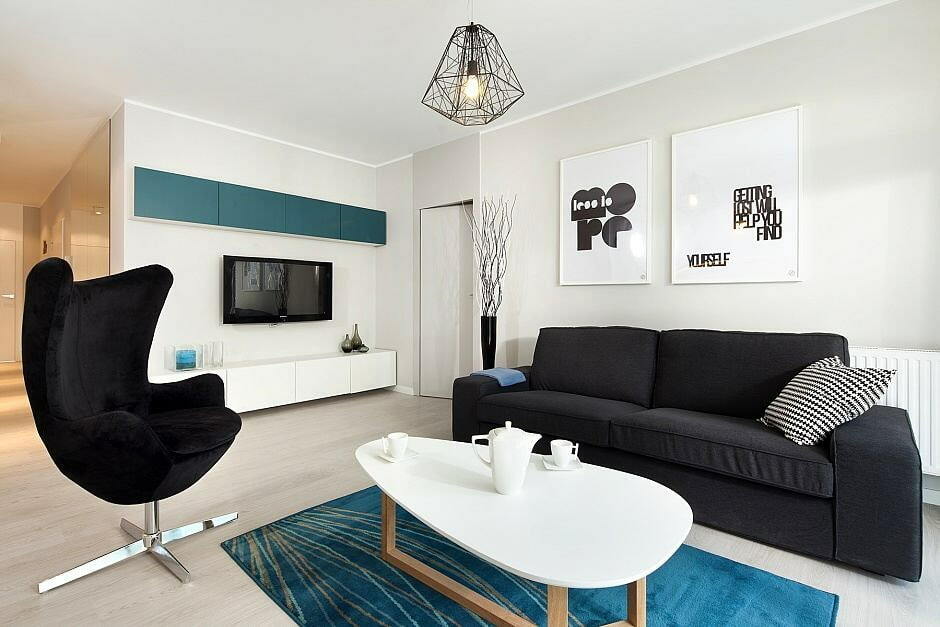 Möbler i vardagsrum med svartvitt interiör