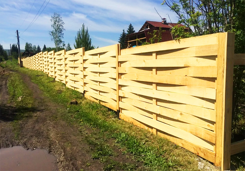 Za izdelavo pletene ograje iz industrijskega lesa so primerne deske širine 10 in 15 cm