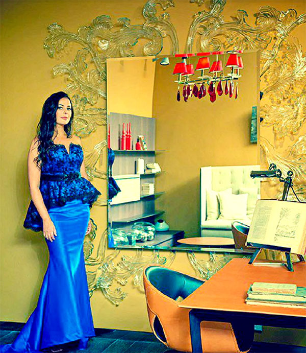 Oksana irodáját eredeti műtárgy díszíti - tükör a áttört műanyag dekoráció hátterében