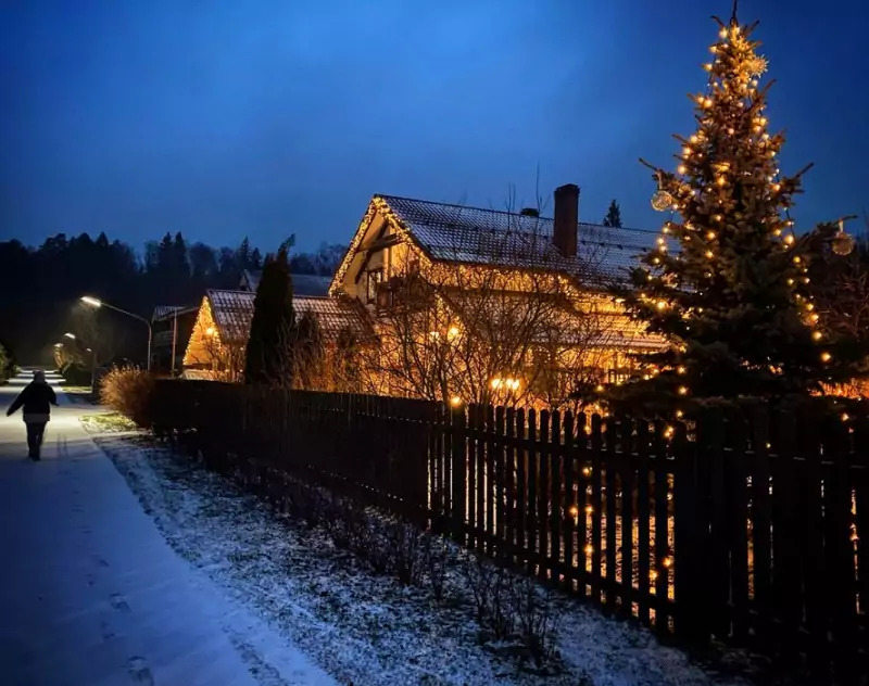 Vor den Weihnachtsferien werden alle Häuser im Dorf mit bunten Girlanden erleuchtet.