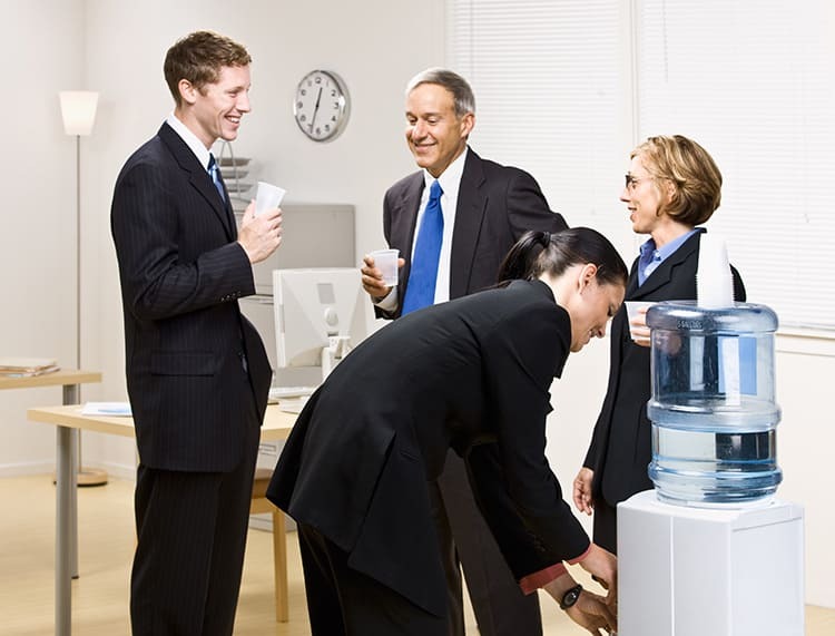 Um refrigerador de água é essencial para um escritório moderno