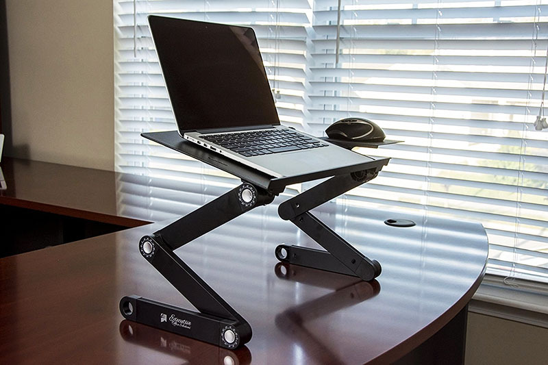 Sellest liigutatavatel jalgadel olevast beebist saab mugav laud tavalisel toolil, diivanil või voodis töötamiseks.