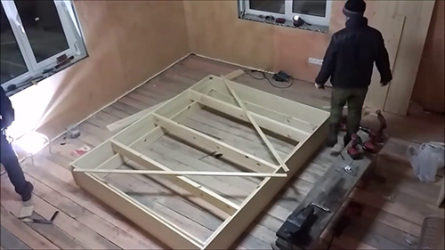 Nõu tisler - muutes luksuslikest voodi on valmistatud puidust