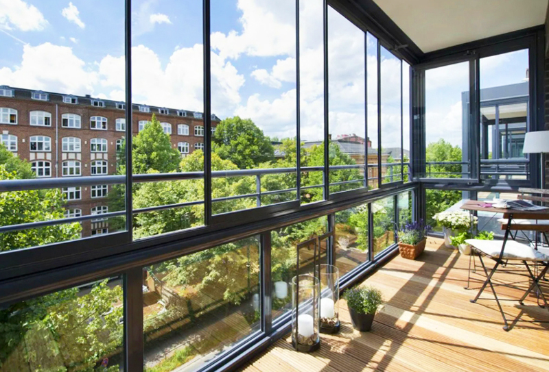 In een gewoon appartement kunt u panoramische ramen op de loggia maken